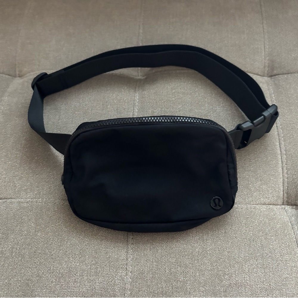 Lululemon Black Everywhere Belt Bag 1L